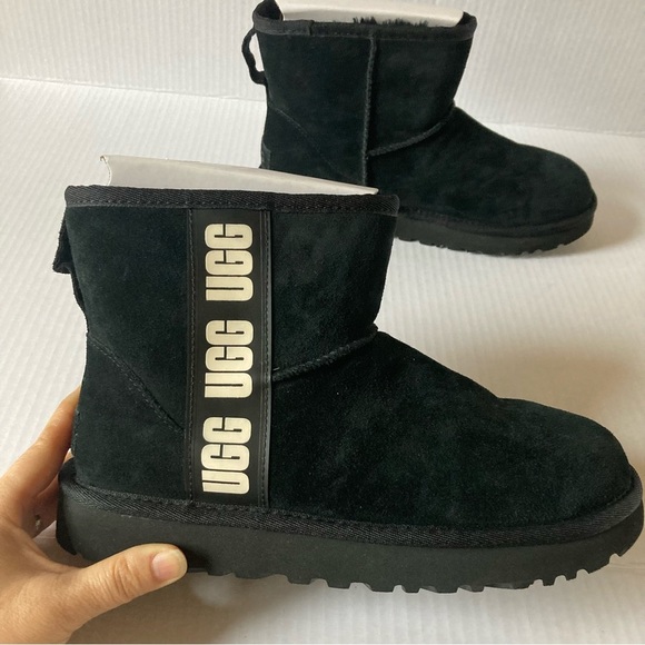 UGG W Classic Mini Side Logo Boots Size 7 - Picture 1 of 9